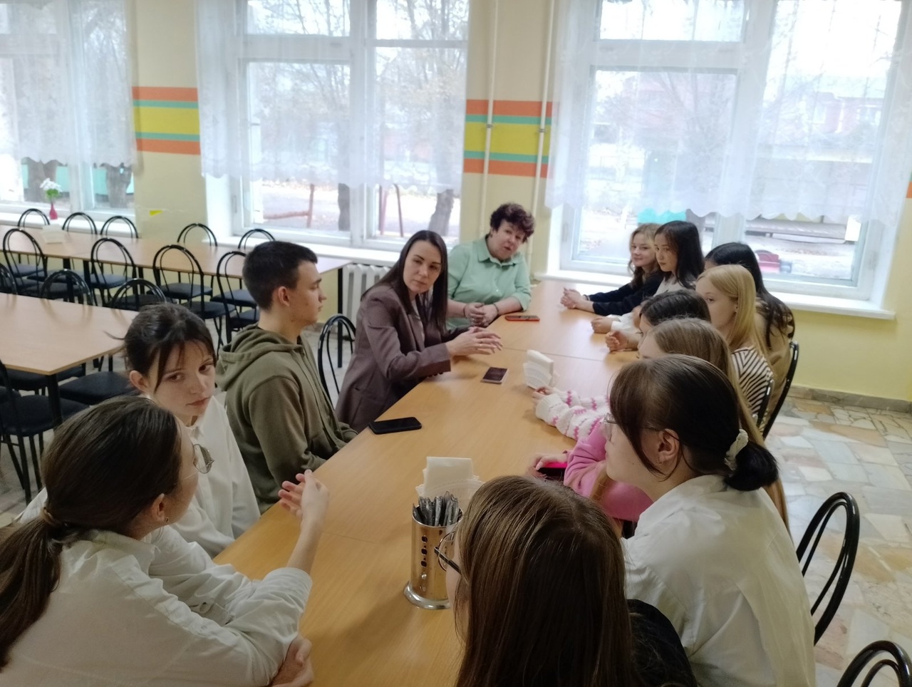 Активисты Движения Первых обсудили вопросы организации питания с администрацией школы.