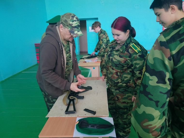 В школе прошла военно-спортивная игра.